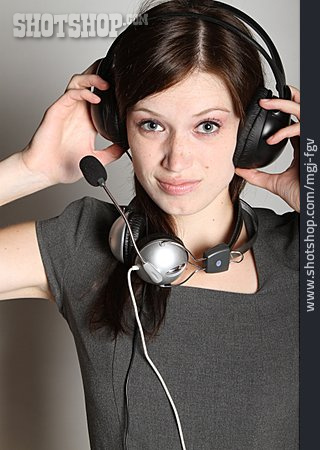 
                Junge Frau, Frau, Kopfhörer, Multitasking, Reizüberflutung                   