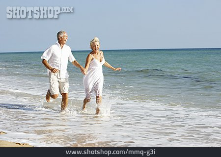 
                Strandspaziergang, Ehepaar, Strandurlaub                   