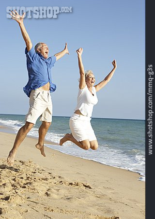
                Ehepaar, Luftsprung, Strandurlaub, Seniorenpaar                   