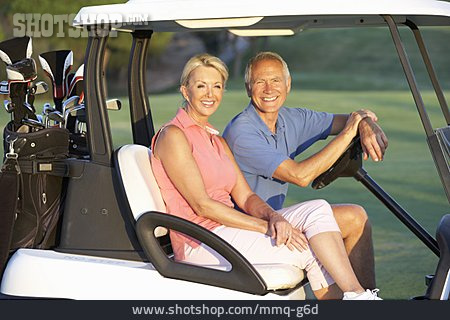 
                Paar, Aktiver Senior, Golf, Golfmobil                   