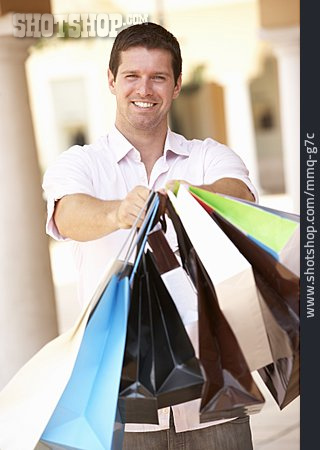 
                Junger Mann, Einkauf & Shopping, Einkaufstüte, Kaufrausch                   