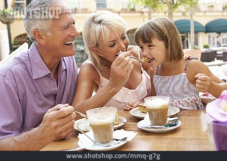 
                Großmutter, Großvater, Kaffeepause, Enkelin                   