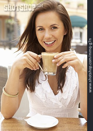 
                Junge Frau, Kaffeepause, Straßencafé                   