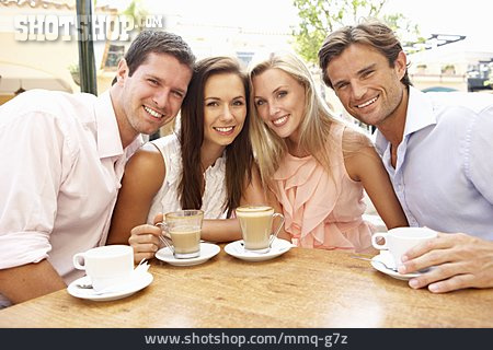 
                Freundschaft, Kaffeepause, Straßencafé                   