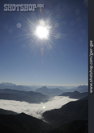 
                Gegenlicht, Sonnenstrahlen, Chiemgauer Alpen                   
