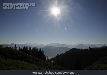 
                Gegenlicht, Sonnenstrahlen, Chiemgauer Alpen                   