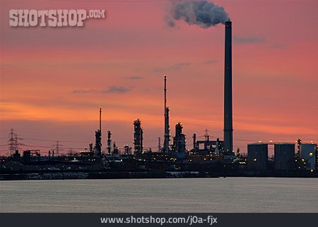 
                Industrielandschaft, Hamburger Hafen, Erdölraffinerie                   