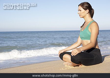 
                Junge Frau, Yoga, Strandgymnastik                   