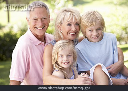 
                Großeltern, Enkelkind, Familienporträt                   