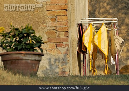 
                Hauswand, Wäsche Trocknen                   
