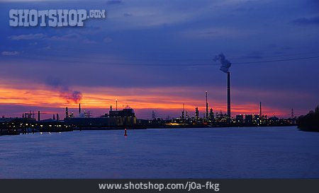 
                Industrielandschaft, Hamburger Hafen, Erdölraffinerie                   