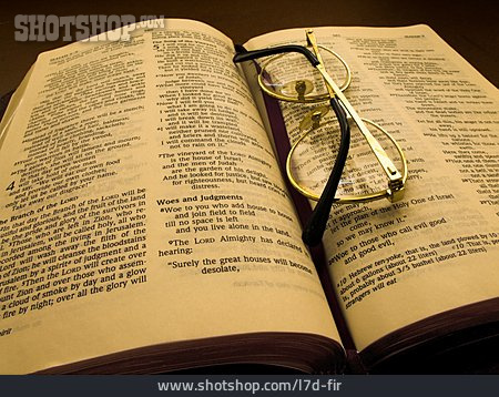 
                Buch, Brille, Bibel                   