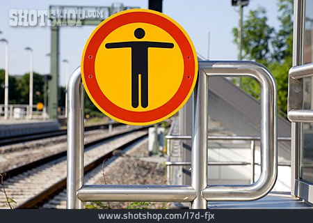 
                Verbot, Bahnsteig, Durchgang Verboten                   