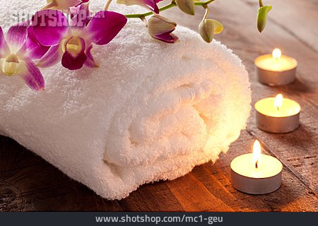 
                Handtuch, Kerzenschein, Spa, Orchideenblüte                   