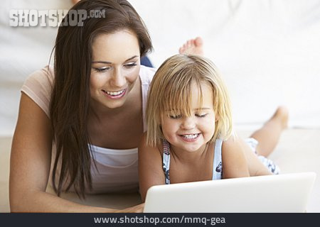 
                Mutter, Mobile Kommunikation, Surfen, Tochter                   