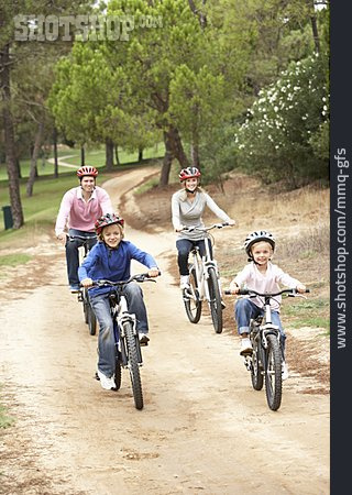 
                Fahrradfahren, Familie, Fahrradtour, Familienausflug                   