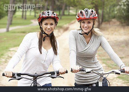 
                Fahrradfahren, Freundinnen, Fahrradtour, Fahrradfahrerin                   