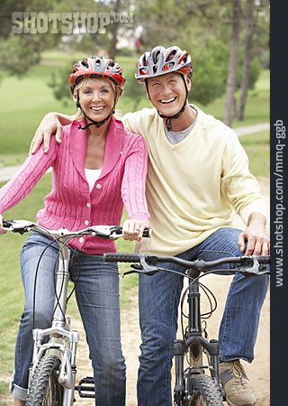 
                Fahrradfahrer, Fahrradfahren, Seniorenpaar                   