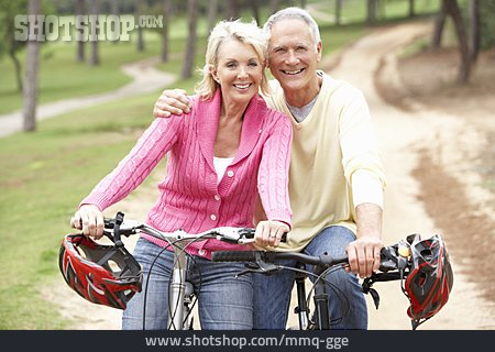 
                Aktiver Senior, Fahrradfahrer, Fahrradfahren, Seniorenpaar                   