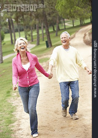 
                Spaziergang, Ehepaar, Ausgelassenheit, Seniorenpaar                   