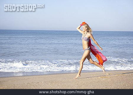 
                Junge Frau, Strandurlaub, Freiheitsgefühl                   