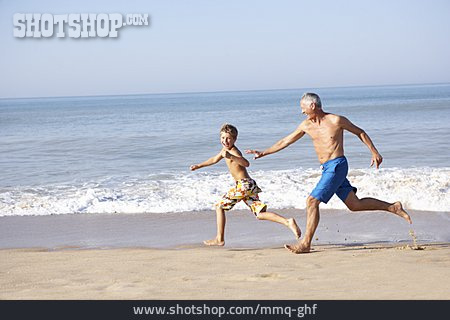 
                Enkel, Großvater, Wettrennen, Strandurlaub                   