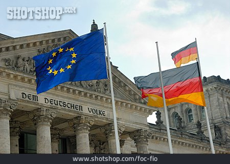 
                Deutschlandfahne, Reichstag, Europafahne                   