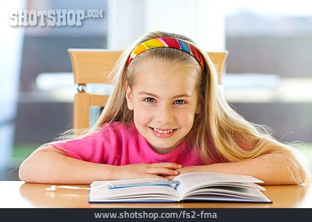 
                Mädchen, Lesen, Grundschülerin                   