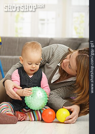 
                Kleinkind, Mutter, Spielen, Ball                   