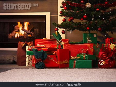 
                Weihnachten, Weihnachtsbaum, Geschenkestapel                   
