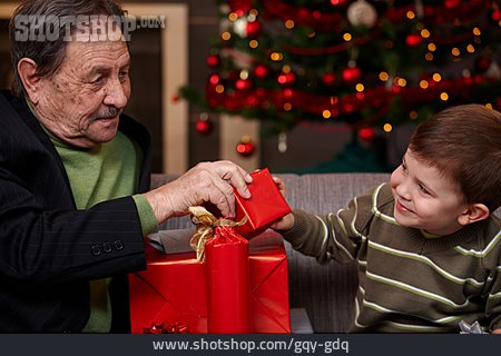 
                Großvater, Weihnachten, Bescherung, Enkelkind                   