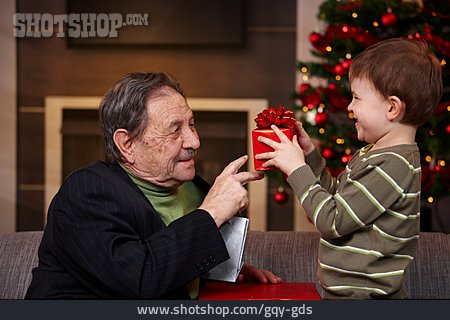 
                Großvater, Bescherung, Enkelkind, Beschenken                   