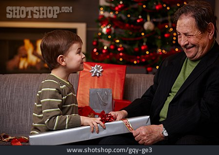 
                Großvater, Enkelkind, Weihnachtlich, Weihnachtsvorbereitung                   