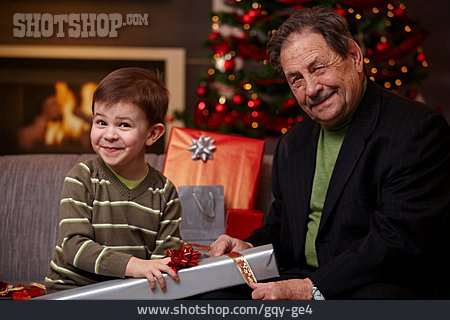 
                Großvater, Geschenkverpackung, Enkelkind, Weihnachtsvorbereitung                   