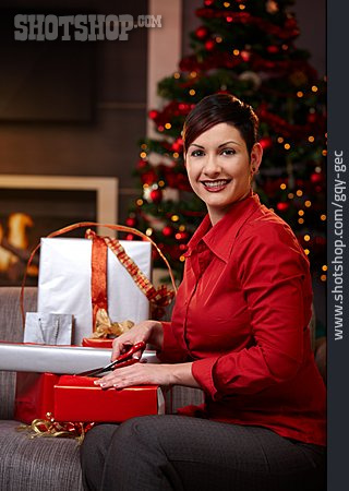 
                Junge Frau, Geschenkverpackung, Einpacken, Weihnachtsvorbereitung                   