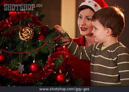 
                Mutter, Weihnachtsbaum, Sohn                   