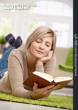 
                Junge Frau, Entspannung, Lesen                   