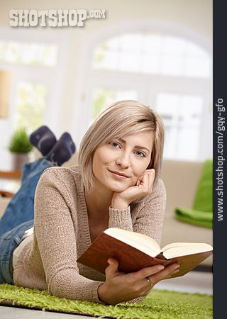 
                Junge Frau, Lesen, Leserin                   