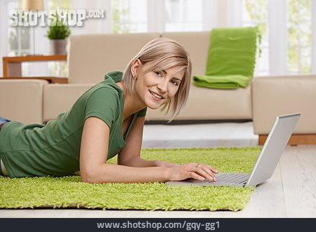 
                Junge Frau, Häusliches Leben, Surfen, Online                   