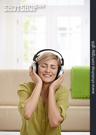 
                Junge Frau, Entspannung, Musik Hören                   