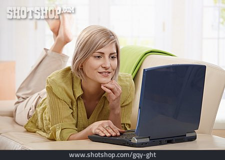 
                Junge Frau, Surfen, Online                   
