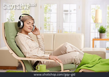 
                Junge Frau, Entspannung, Gemütlich, Musik Hören                   