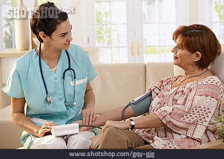 
                Untersuchung, Blutdruck, Patientin, Blutdruckmessung, Hausbesuch                   
