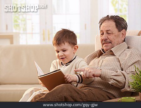 
                Enkel, Großvater, Vorlesen                   