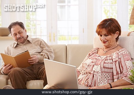 
                Senior, Paar, Pensionierung, Häusliches Leben                   