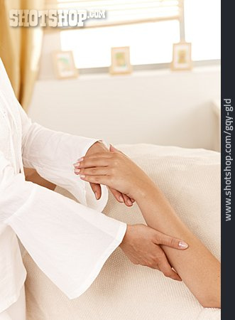 
                Behandlung, Handmassage                   