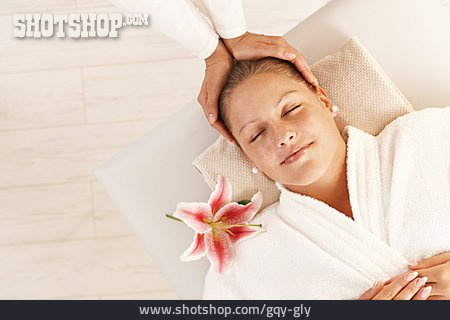 
                Frau, Behandlung, Spa, Kopfmassage, Wellnessmassage                   