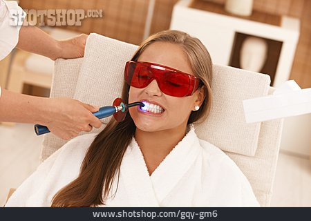 
                Beauty & Kosmetik, Frau, Zahnbehandlung, Zahnpflege, Bleaching                   