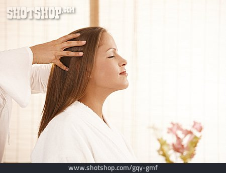 
                Frau, Wellness & Relax, Behandlung, Kopfmassage, Wellnessmassage                   