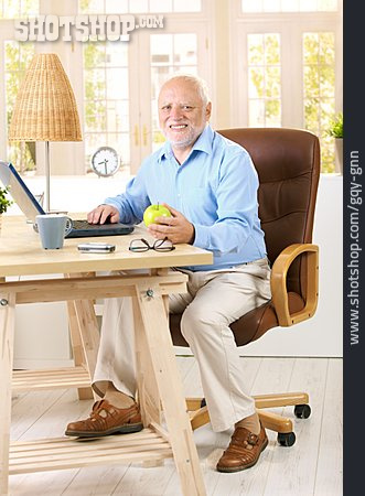
                Mann, Senior, Schreibtisch                   